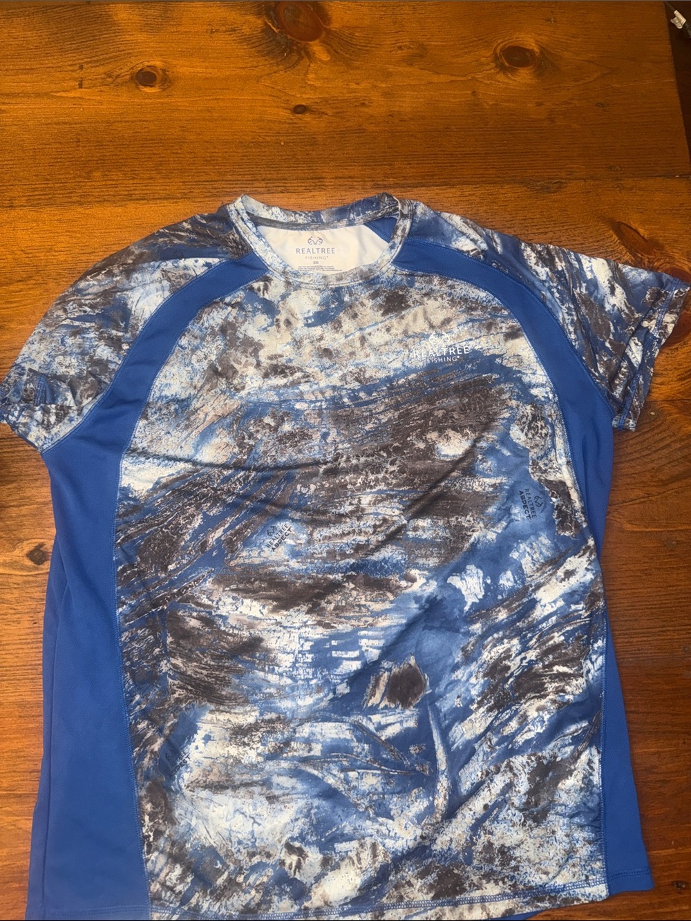 Realtree Men’s Fishing Blue and White Camo Rash Guard